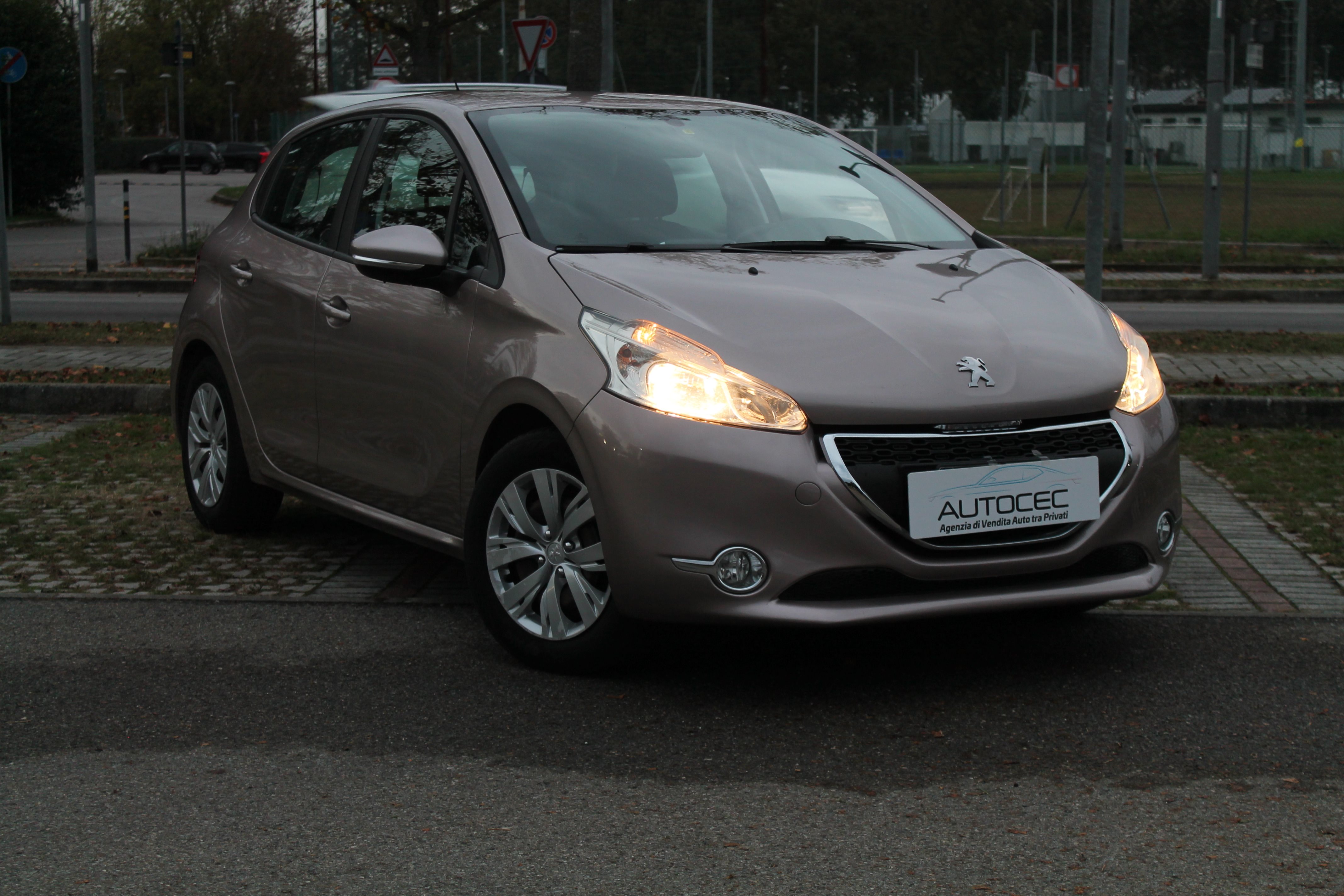 PEUGEOT 208